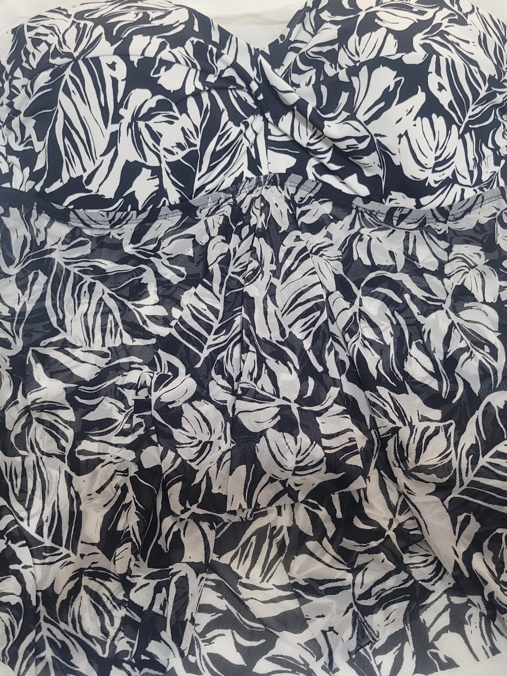 Beautiful Ladies Black And White Swim Top XL